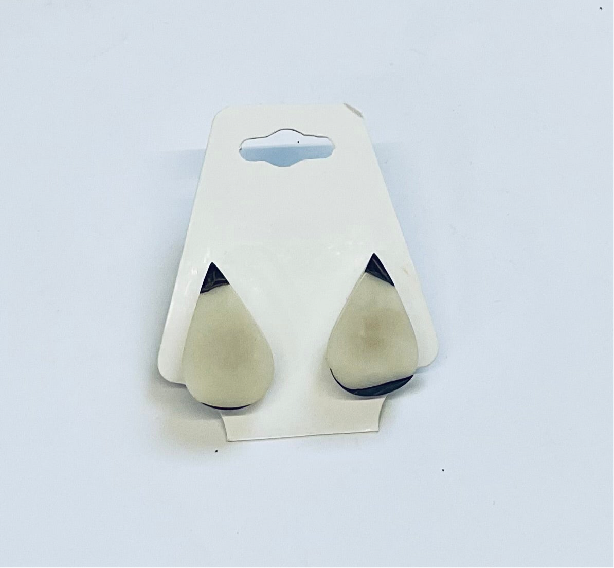 World Design Amazon Seed White & Black Earring