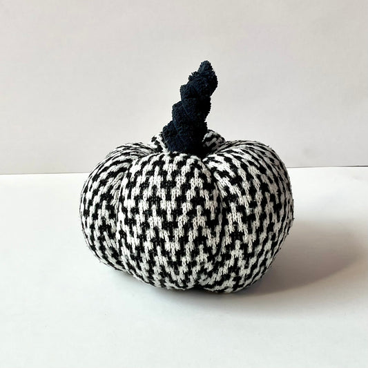 Pumpkin Medium Black & White
