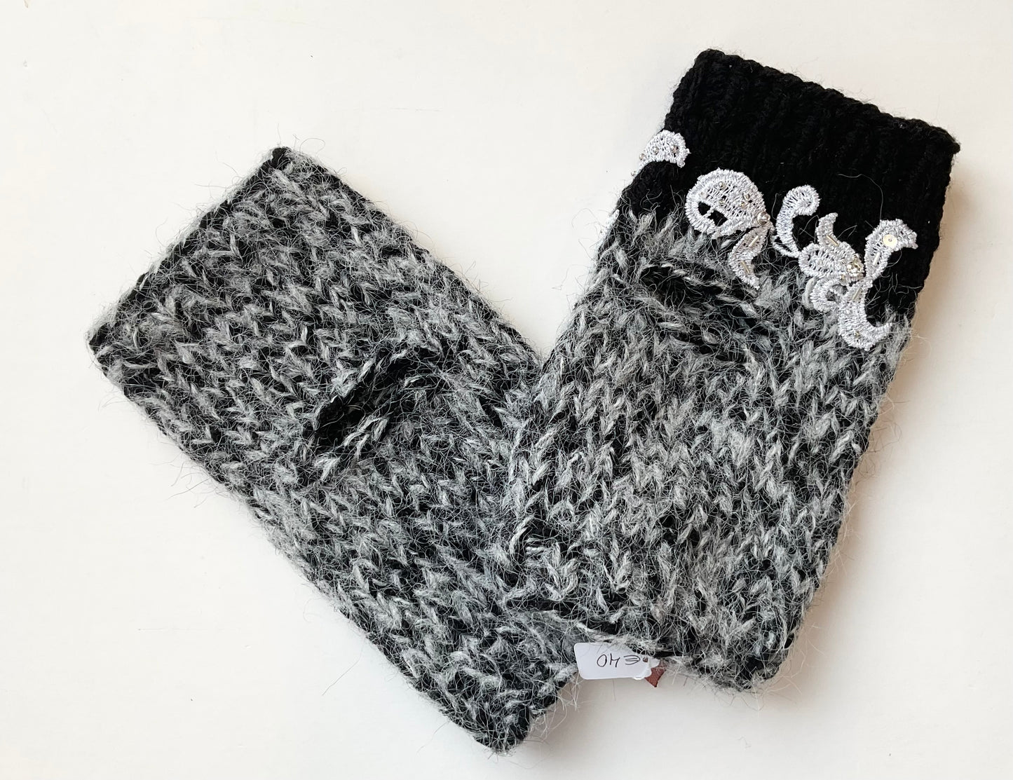 Hats & Flowers -Mittens black and grey