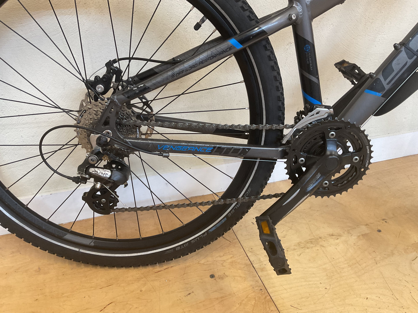 Grey Carrera Vengeance 25”