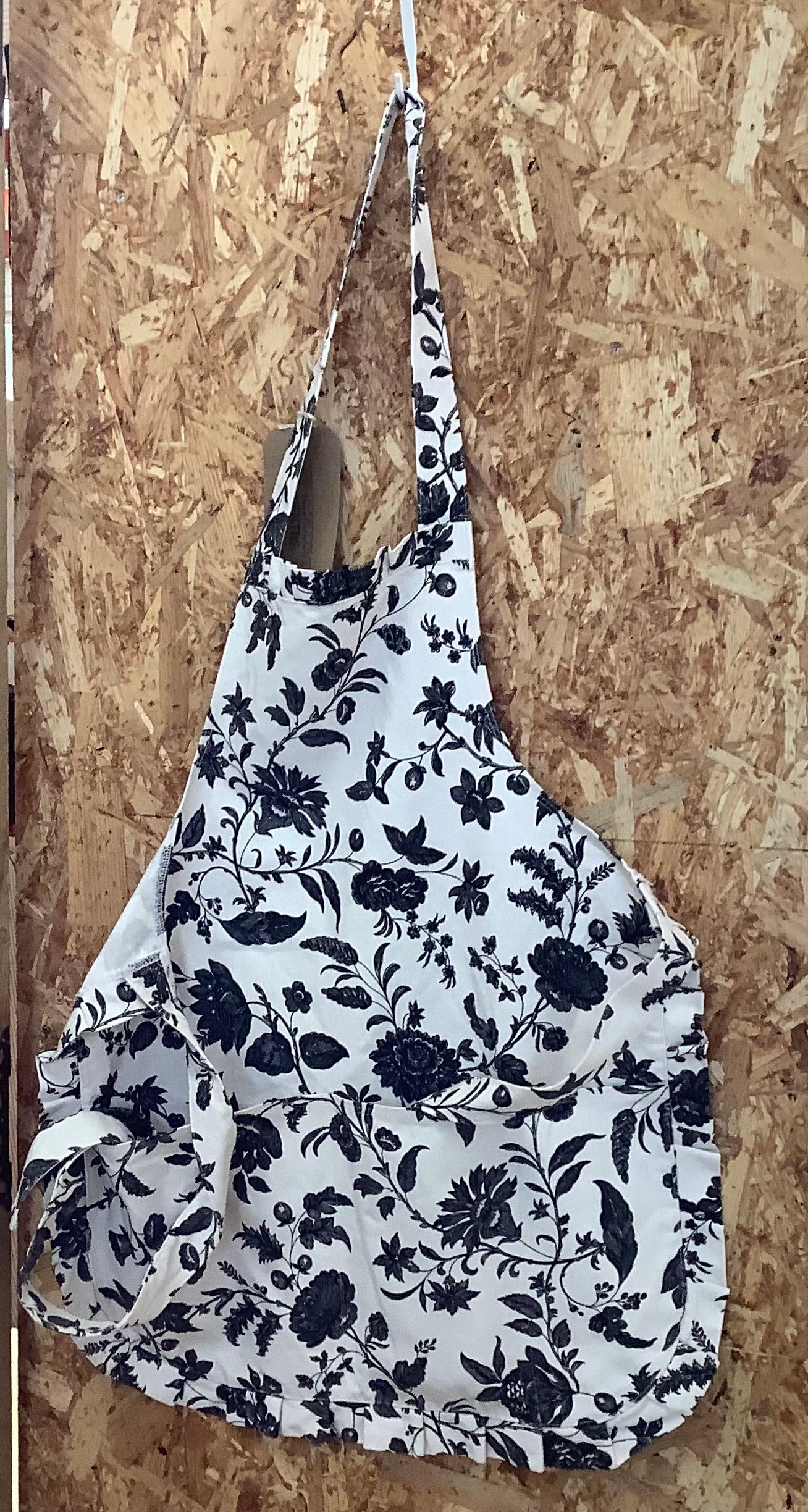 Rediscover Fashion Aprons White and Black Floral