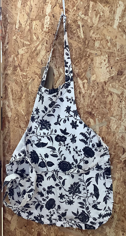 Rediscover Fashion Aprons White and Black Floral